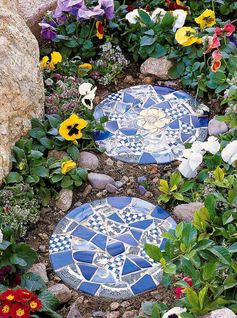21 Innovative Walkway Designs That Will Spice Up Your Backyard - Decor Hint Stepping Stone Mosaic