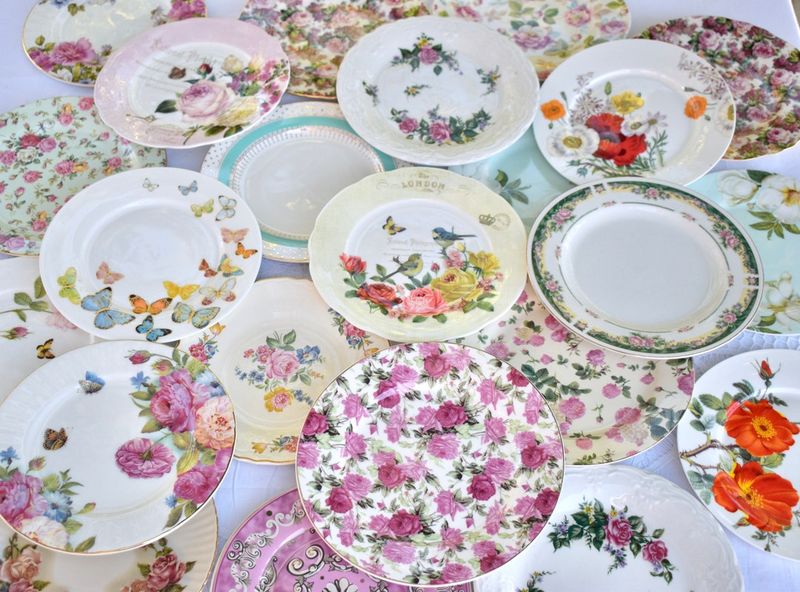 9 Simple, Chic Ideas To Give Your Garden Party A Stunning Wow Factor - Decor Hint Vibrant, Mismatched Linens And Tableware