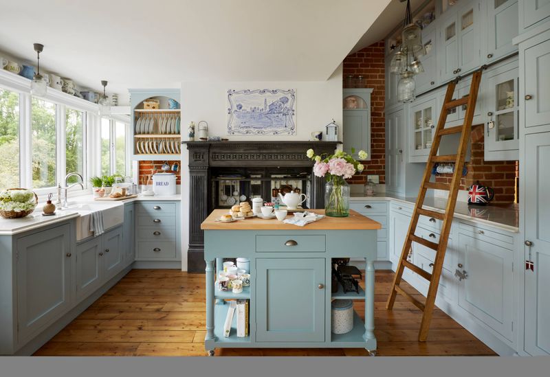 19 Differences Between A French Country Kitchen And An English Country Kitchen, Designers Explain - Decor Hint Open Shelving Approaches