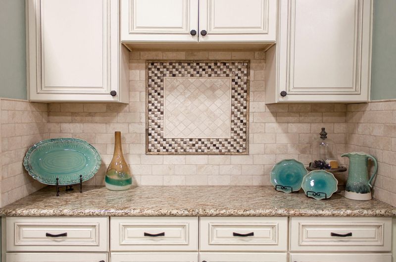 11 Outdated Backsplash Styles + 8 Ugly Choices - Decor Hint Travertine With Tumbled Edges