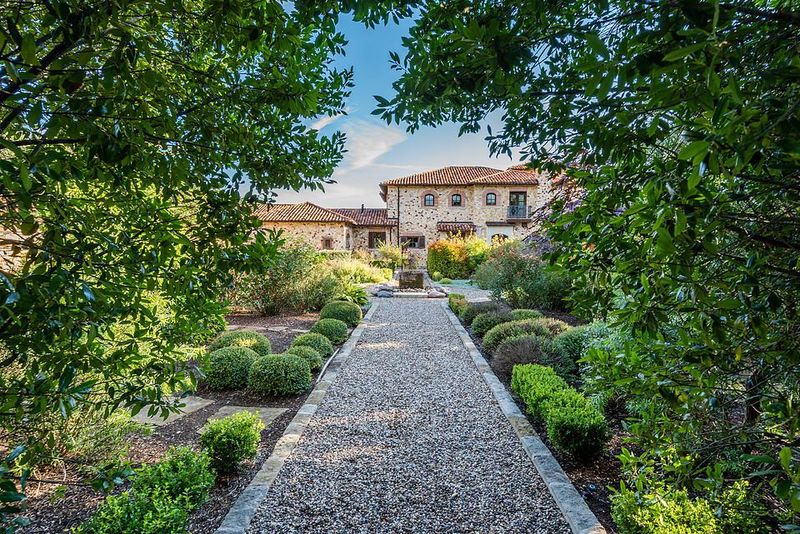 16 Secluded Texas Mansions Stretch Out In The Lone Star State - Decor Hint Hill Country Manor