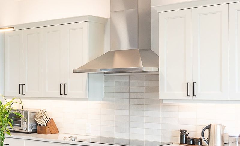 Designers Say These 34 Kitchen Features Are Always A Bad Idea - Decor Hint Lack of Proper Ventilation