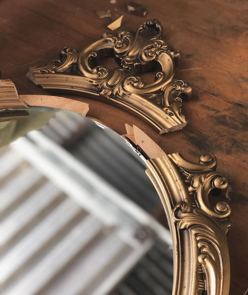 10 Household Treasures That Aren't Worth Much And 10 You Shouldn't Even Bother Selling - Decor Hint Broken Picture Frames