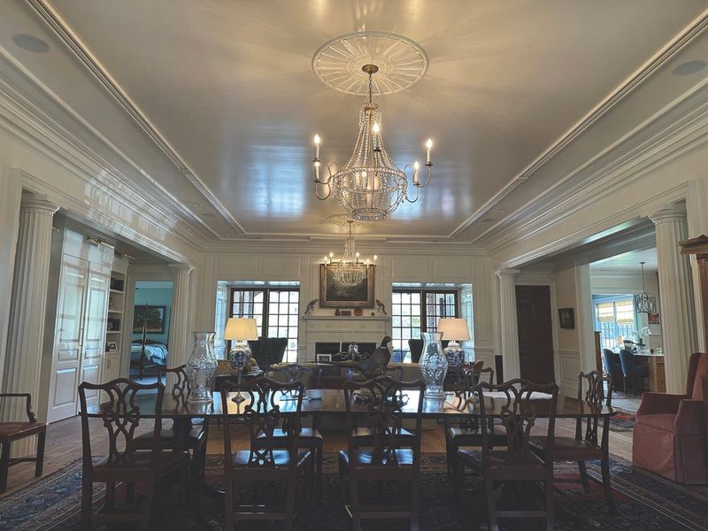 13 Ways Southern Style Adds Charm To Homes In Aurora - Decor Hint Crown Molding Details