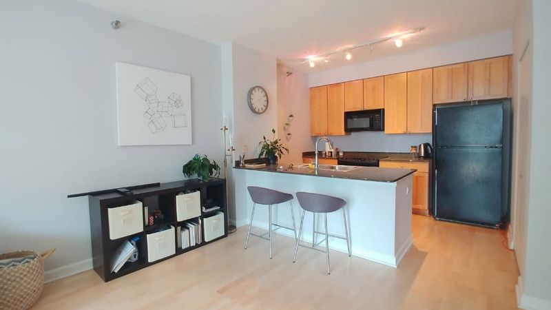 15 Kitchen Details That Should Warn Sellers About Buyer Turnoffs In St Louis - Decor Hint Peeling Paint