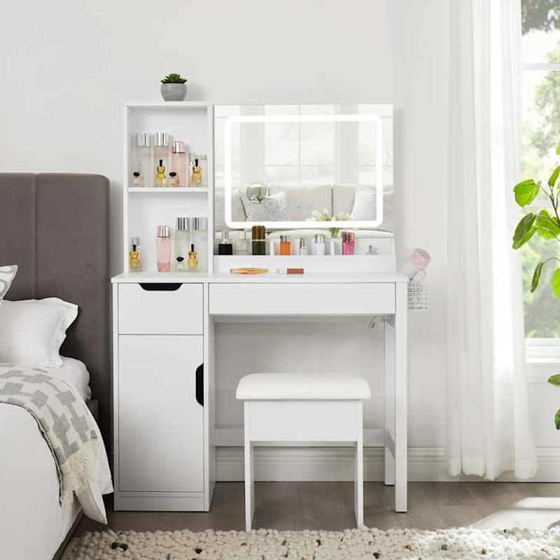 Chic Vanity Table