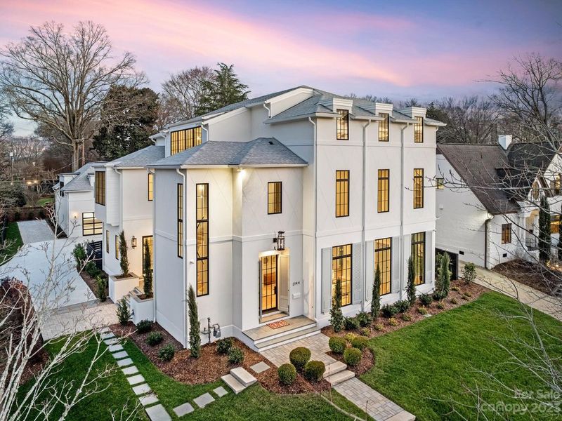 These 10 Home Styles In Charlotte Could Lose Serious Value In 2025 - Decor Hint Ultra-Luxury Homes In Fringe Locations