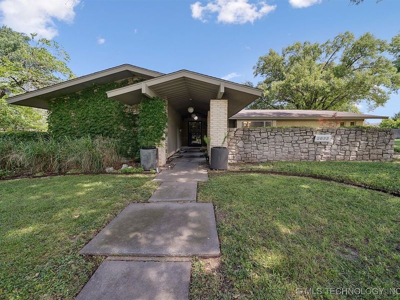 Historic Charm Lives On: 7 Curb Appeal Styles That Define Oklahoma Streets - Decor Hint Mid-Century Ranches: Horizontal Havens With Modern Vibes