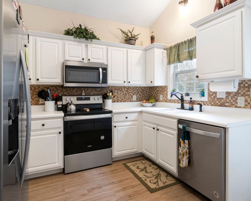 17 Essentials Interior Designers Say Not To Overlook In A Kitchen Renovation - Decor Hint Workflow And Layout