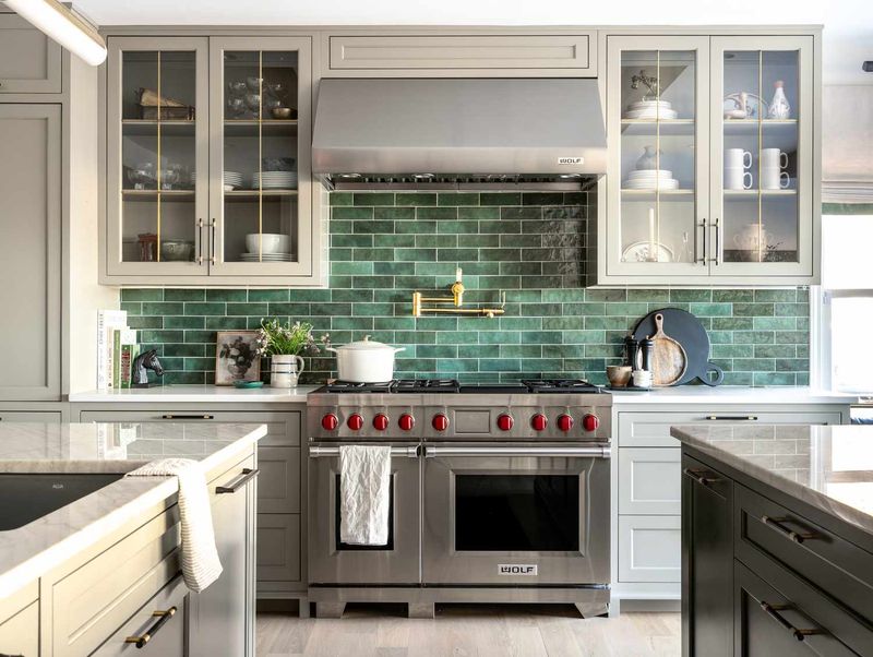 10 Kitchen Looks That Are Losing Popularity In Pennsylvania (With 10 That Still Shine) - Decor Hint Traditional Tile Backsplashes