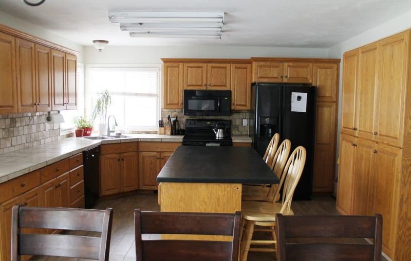 Winston‑Salem Kitchen Advice 6 Elements To Ditch For A More Elegant Look And 6 To Keep Instead - Decor Hint Fluorescent Lighting Panels (Ditch)