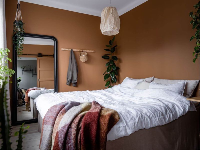 17 Colors Interior Designers Always Tell Clients To Use In A Bedroom - Decor Hint Terracotta