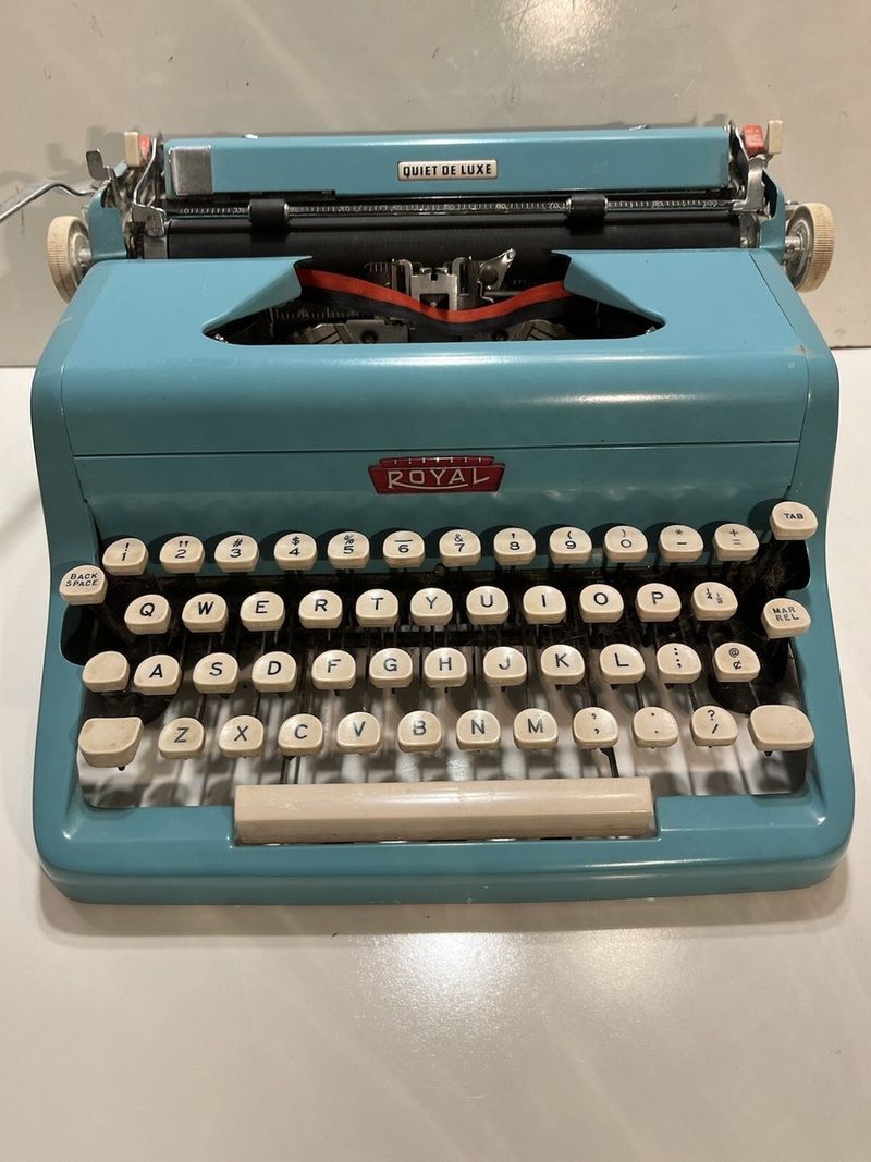 36 Things In Your Home You’ll Regret Throwing Out In 10 Years - Decor Hint Typewriters
