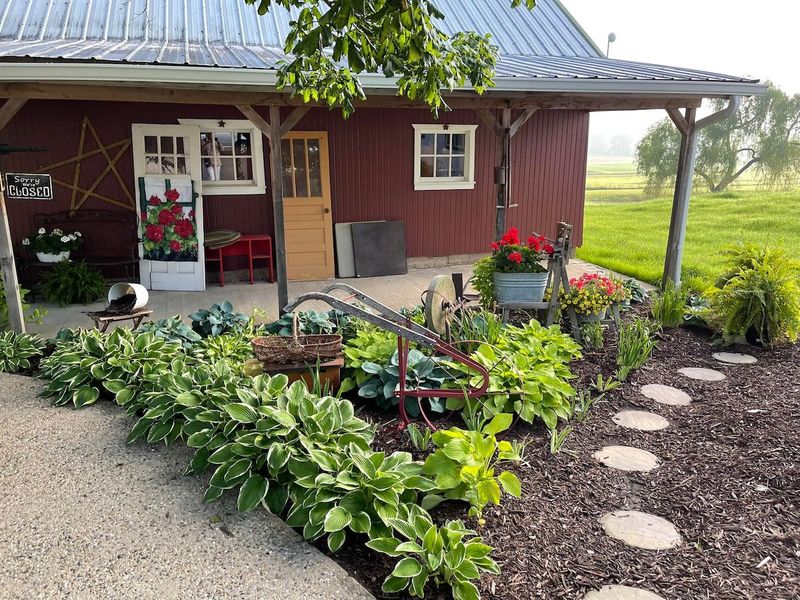 11 Secrets Behind Serene Yards In Iowa - Decor Hint Rustic And Farmhouse Accents