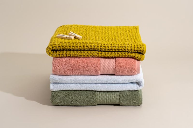 Why Vinegar Might Save Your Towels But Also When It Could Be A Bad Idea - Decor Hint Caution: Colored Towels May Fade