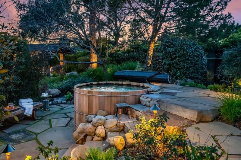 12 Effortlessly Cool Outdoor Spaces You'll Spot All Over California Neighborhoods - Decor Hint Hillside Hot Tubs