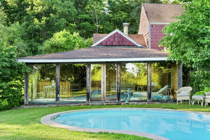 Elegant Pool House For Outdoor Entertaining