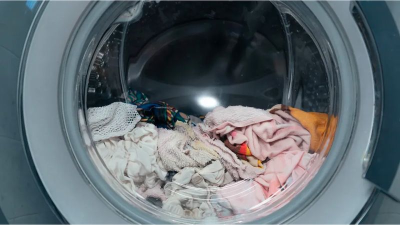13 Things People With Nice-Smelling Homes Never Do According To Pros, Plus 9 Extra Ones People Usually Forget - Decor Hint Let Wet Laundry Sit