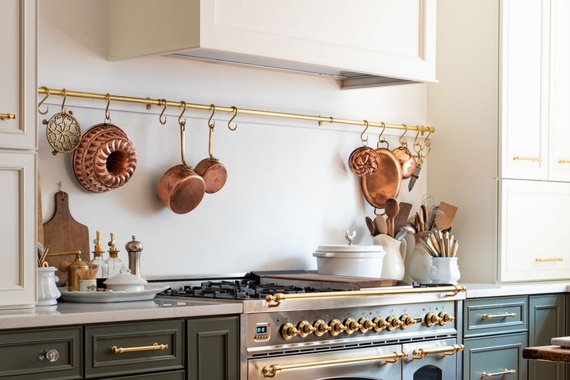 17 Retro Touches That Bring Back That Old-Fashioned Kitchen Warmth - Decor Hint Hanging Pot Racks Or Wall-Mounted Rails