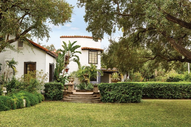 16 Secluded Texas Mansions Stretch Out In The Lone Star State - Decor Hint McAllen Spanish Revival