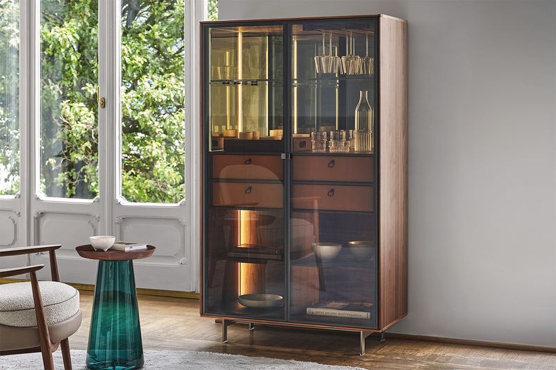 4 Pennsylvania Antiques Found In Lebanon Homes That Could Fetch High Prices And 7 That Might Not Sell For Much - Decor Hint Mass-Produced Curio Cabinets