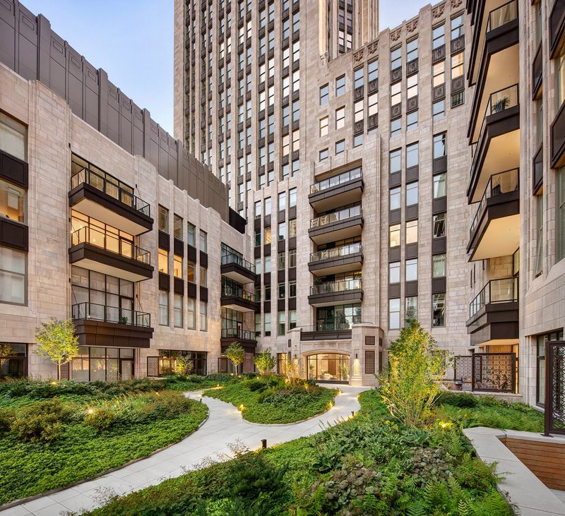 Chicago Tribune Tower's Modern Courtyard – Chicago, USA