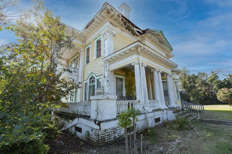 Historic 120-Year-Old Alabama Mansion Offers A Rare Look Into The Past - Decor Hint Exterior Features