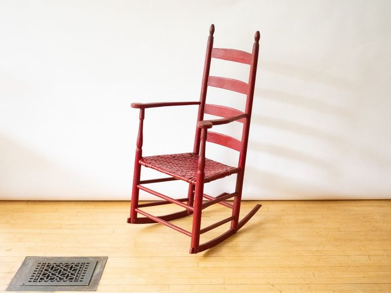 11 Antique Furniture Styles Still Found In New England Homes - Decor Hint Shaker Simplicity