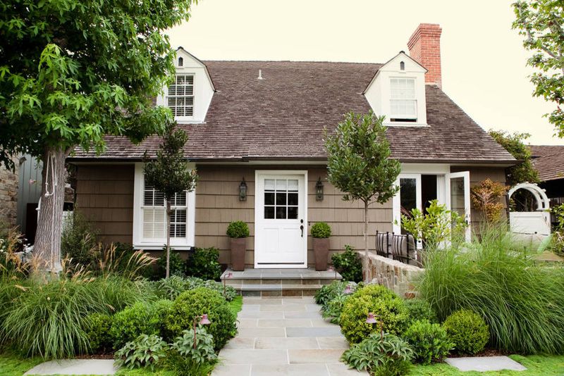 9 Curb Appeal Trends Born On New York's Oldest Streets - Decor Hint Balanced Formal Landscaping