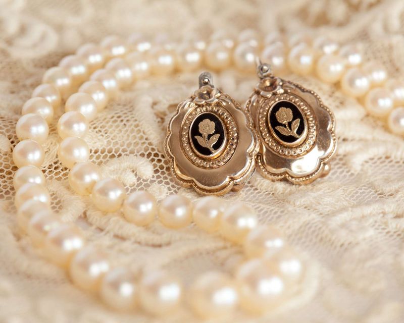 13 Maryland Family Heirlooms That Fell Flat In Value (And 4 Still Holding Strong) - Decor Hint High-Quality Antique Jewelry With Precious Stones