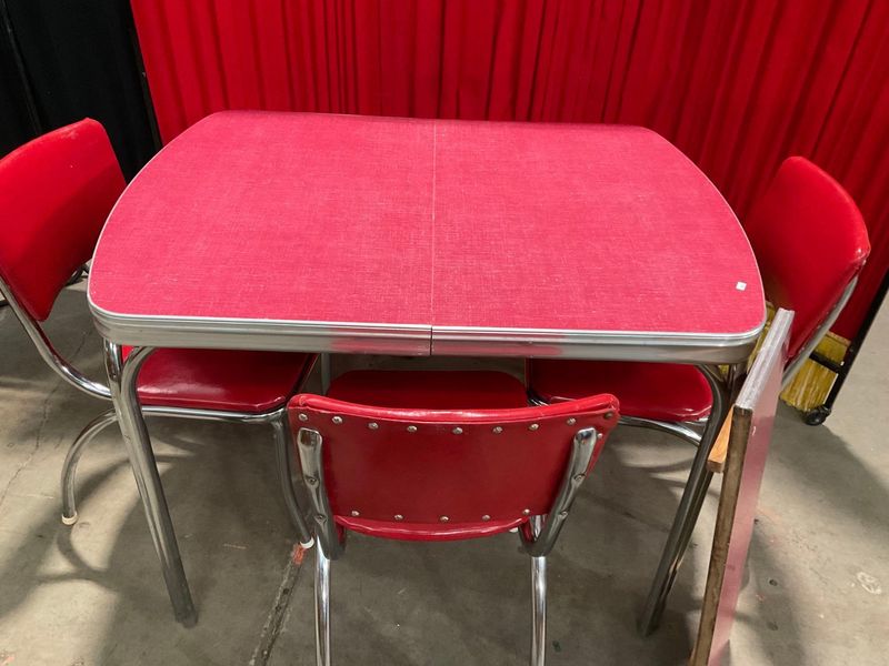 Early 20th-Century Formica Kitchen Sets Falling Flat