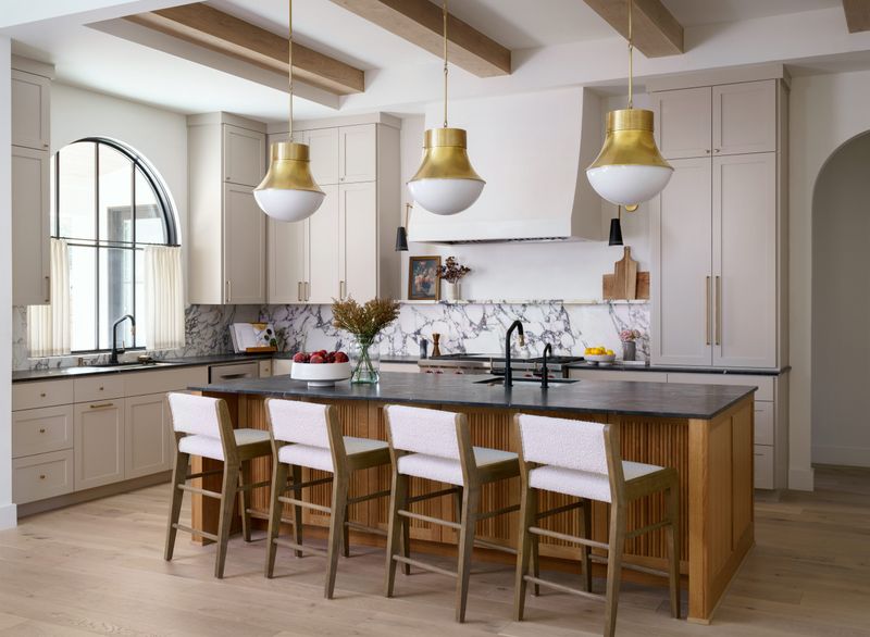 22 Charming Kitchen Ideas That Have Never Gone Out Of Style In America - Decor Hint Pendant Lighting That Sets The Mood