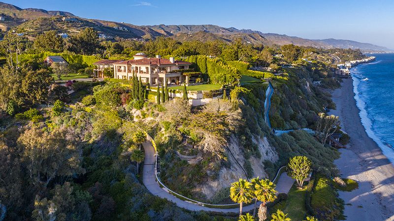 By Late 2025, These 6 California Homes Will Cost More, Especially These 4 Climbing Fast - Decor Hint Luxury Homes In Coastal Resort Areas