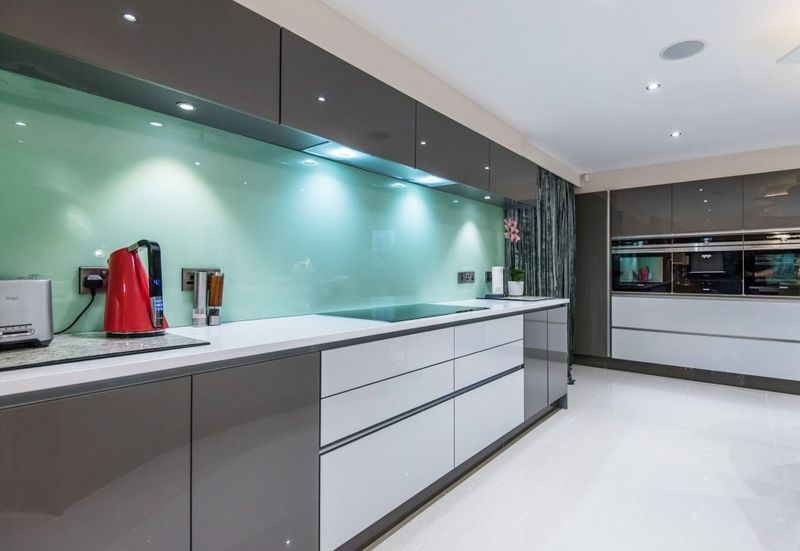 The 13 Paint Tricks Designers Swear By For A More Luxurious Kitchen - Decor Hint Glossy Finish