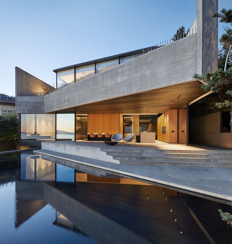 15 Modern House Design With An Amazing View - Decor Hint Seaside Concrete and Steel Villa