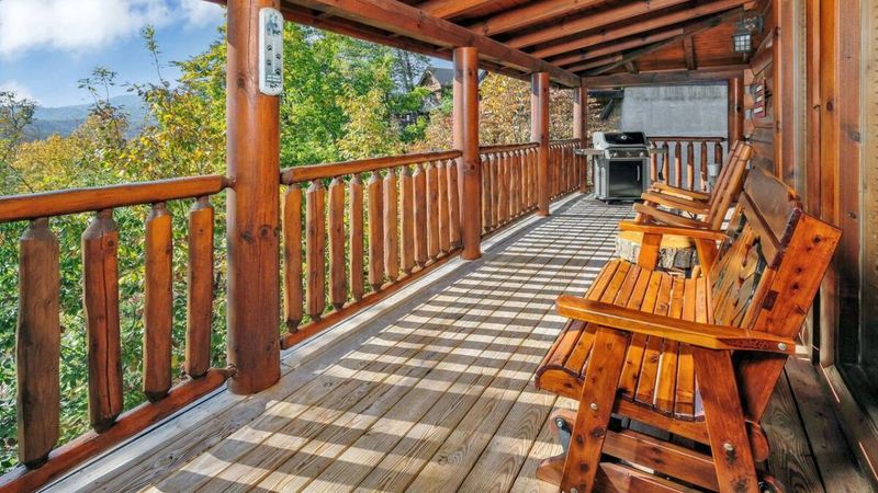 This Studio Cabin Is Small But Stunning 13 Features That Add Major Charm - Decor Hint Wraparound Porch