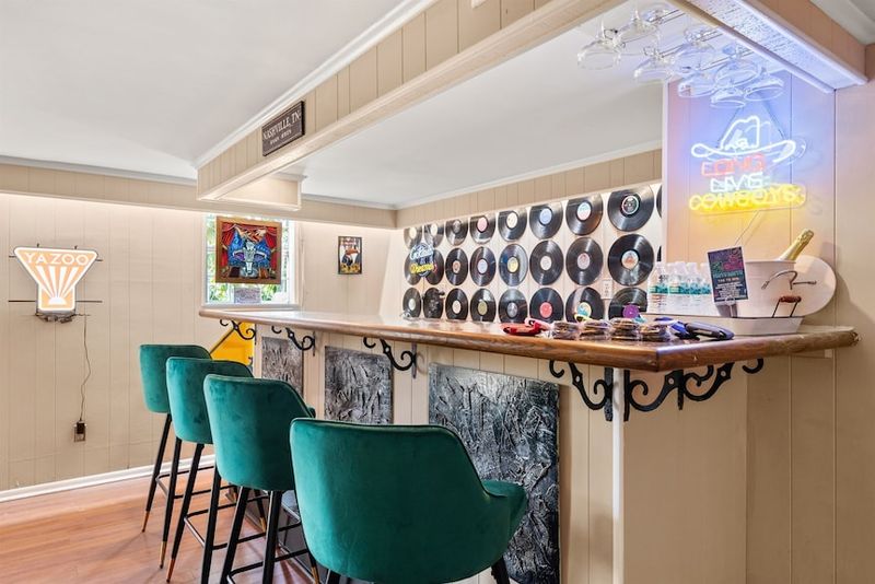 10 Ideas For Nashville Homes That Blend Music City Style With Classic Charm - Decor Hint Honky-Tonk Inspired Basement Bars