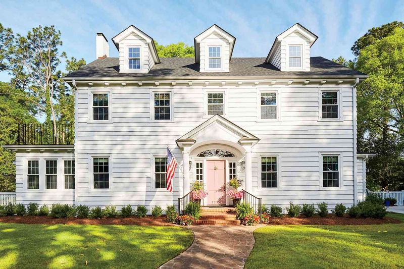 12 Bold Exterior Touches From Texas Ranches Gaining Popularity - Decor Hint Colorful Front Doors