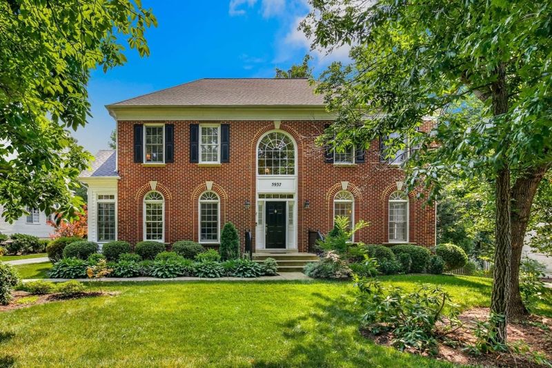 8 Home Styles Losing Popularity In Long Beach By 2025 And 9 Likely To See Big Gains - Decor Hint Brick Front Colonial Revivals