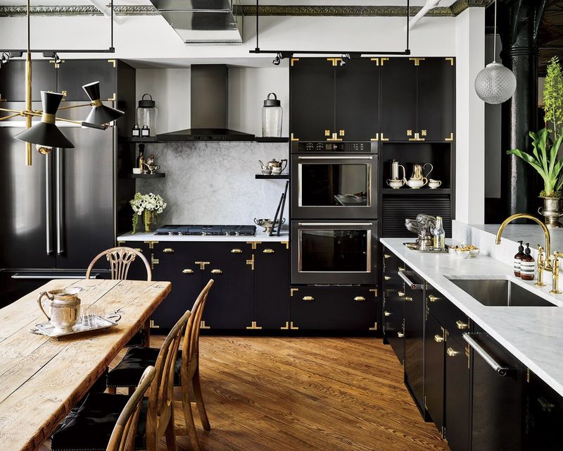 10 Kitchen Looks That Are Losing Popularity In Pennsylvania (With 10 That Still Shine) - Decor Hint Brass Or Matte Black Fixtures