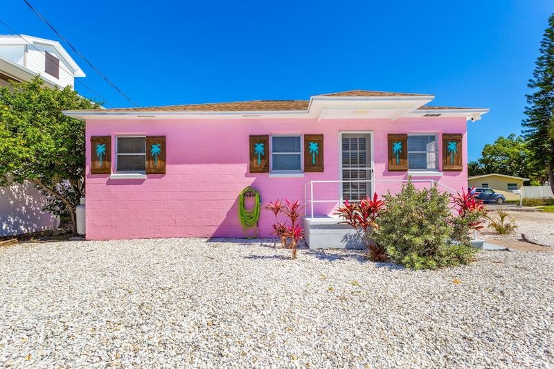 Florida's 12 Home Designs That Could Be History In The Next Decade - Decor Hint Pink Flamingo Motif Homes: Pastel Paradise Lost