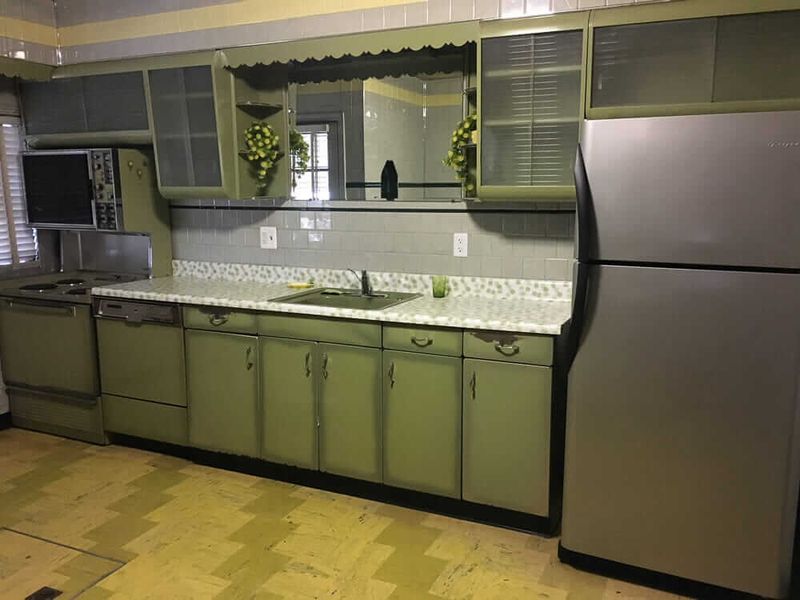14 Classic Midwest Decorating Styles You Never See In Modern Homes - Decor Hint Avocado Green Appliances