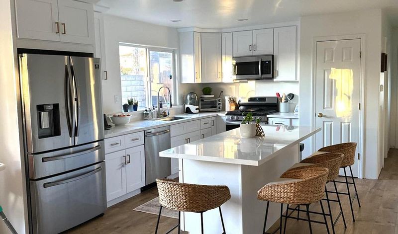 14 Kitchen Deal-Breakers That Make Colorado Homebuyers Run For The Hills, Interior Designers Reveal What To Avoid - Decor Hint Traffic Jam Layouts