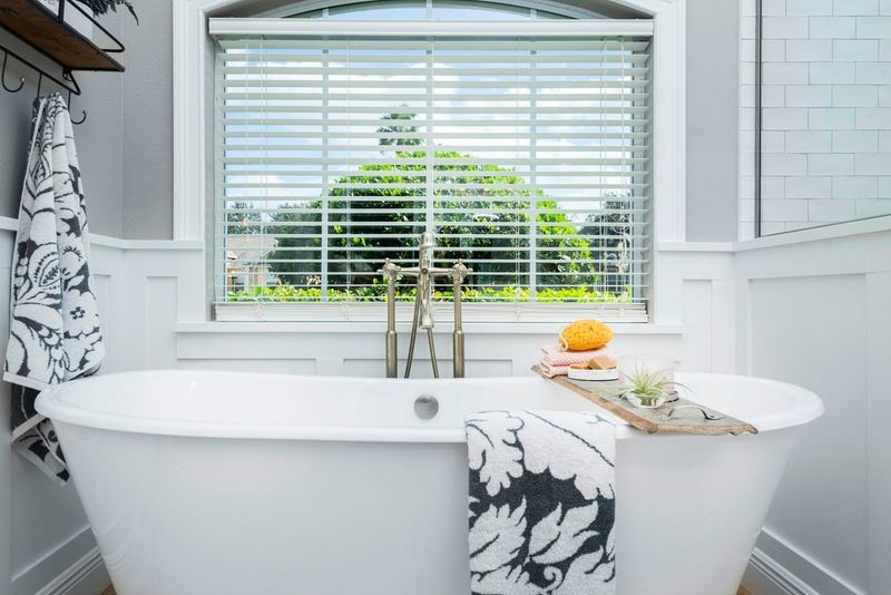 12 Bathroom Upgrades That Scream Relaxed Luxury In Florida Houses - Decor Hint Freestanding Soaking Tubs