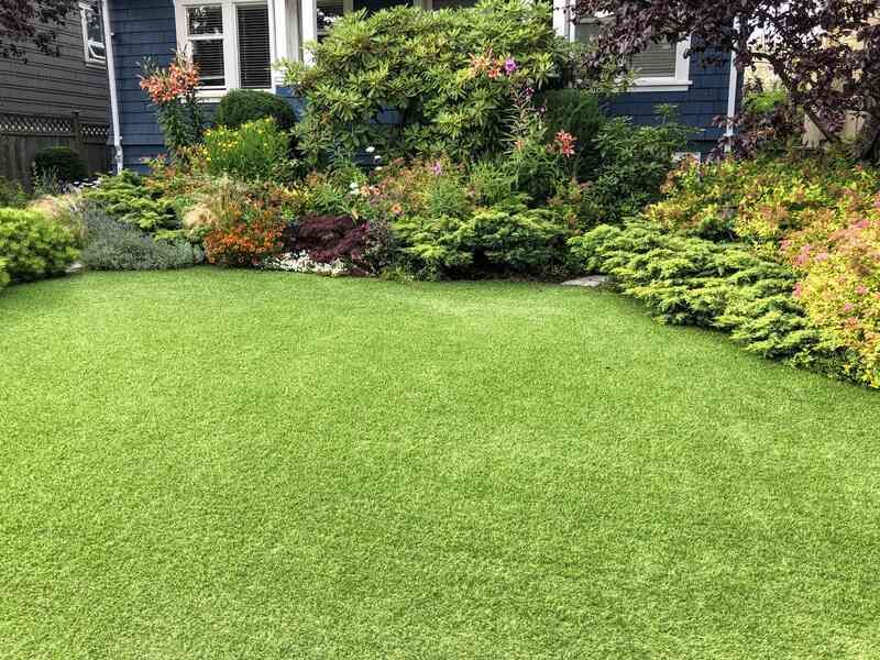 10 Outdoor Space Styles Showing Up In Washington Homes And 4 That Are Starting To Disappear - Decor Hint Expansive Lawns