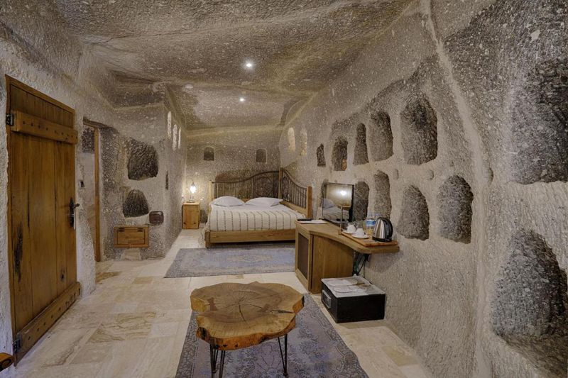 Inside 13 Of The World's Most Amazing Underground Homes - Decor Hint Cave House