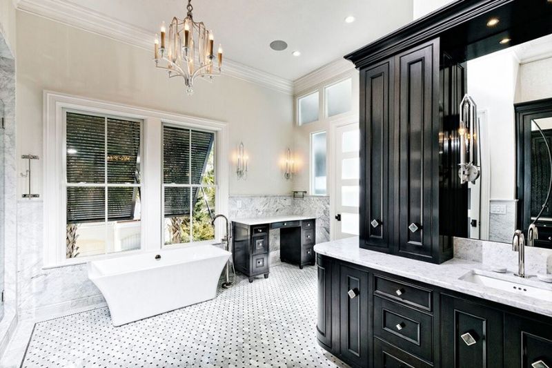 Hollywood Glam Bathrooms That Blind Rather Than Shine