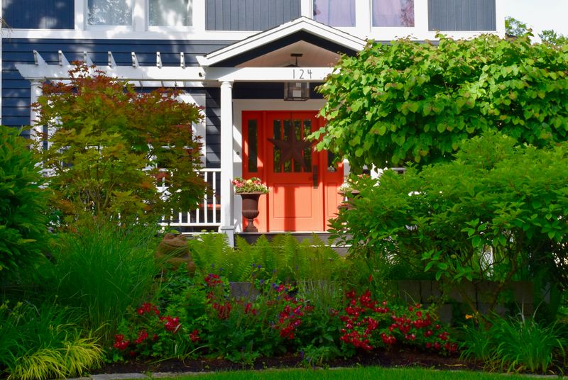 6 Sleek Urban Porch Looks Borrowed From Chicago Townhouses - Decor Hint Bold Painted Front Doors