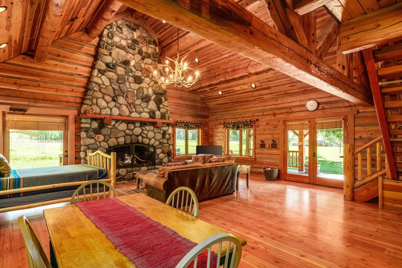 12 Cozy Washington Cabin Touches That Take You Back - Decor Hint River Rock Fireplaces