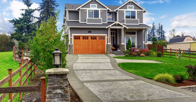 10 Common Home Staging Mistakes That Waste Your Time And Don't Improve Rooms - Decor Hint Neglecting Curb Appeal For Interior Focus